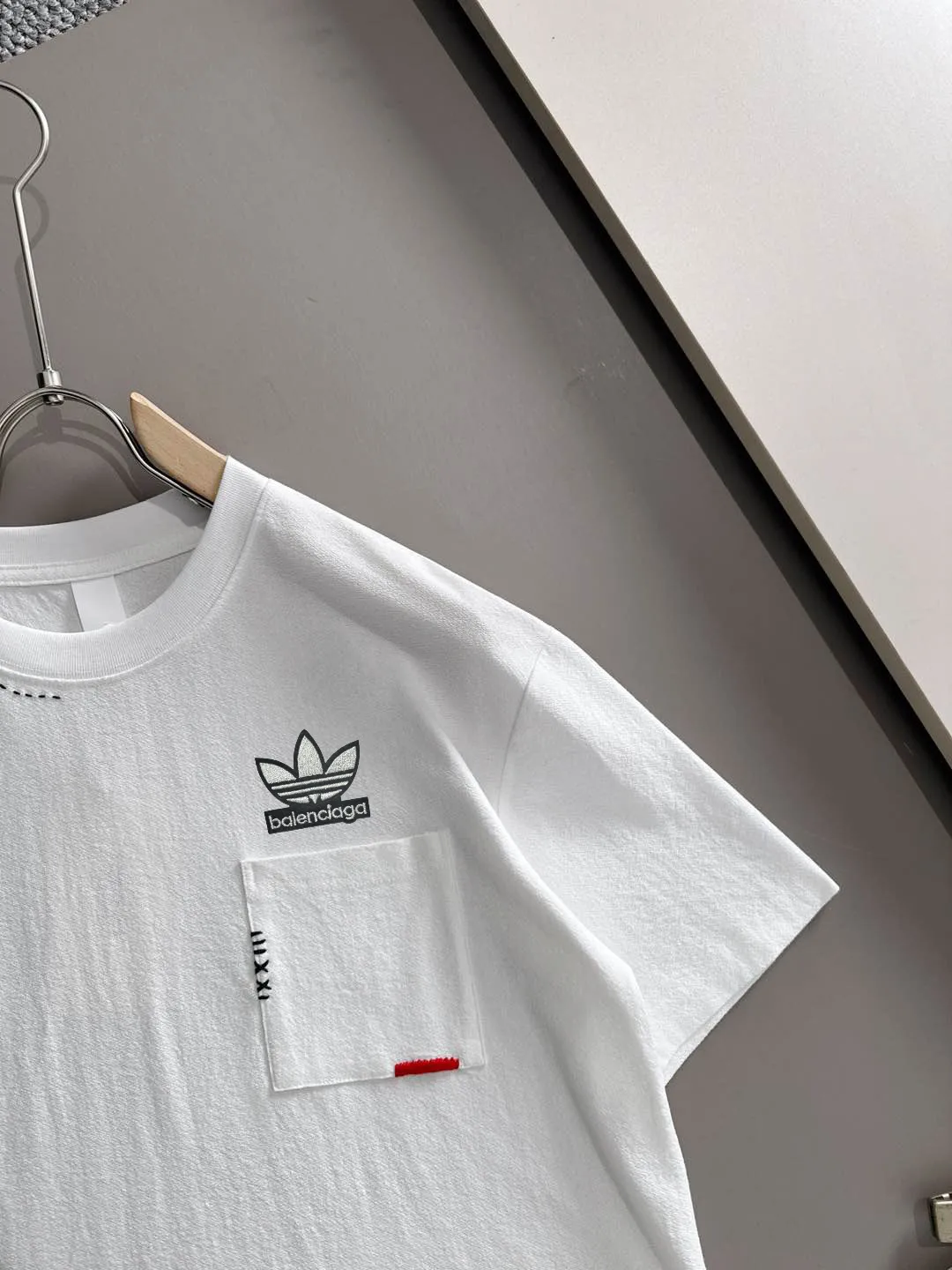 Paris Clover High Quality 26ss New Arrival men's short-sleeved T-shirt is made of combed cotton yarn-spun cotton fabric, no pressure when entering and exiting the counter. Exclusive control of raw materials. It feels substantial when weighed, and the upper body is more textured than ordinary T-shirts. This texture can handle the weather easily and is suitable for both hot and cold! Designed for a loose fit. Size: M to 4XL